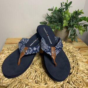 Tommy Hilfiger Women’s Navy Bandana-Print Flip Flop Sandals. Size 8 $8